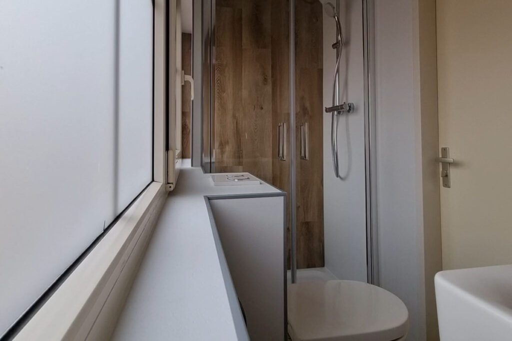 Badkamer renovatie met circulaire Aqua Step panelen door Onderhoud Service Spectrum