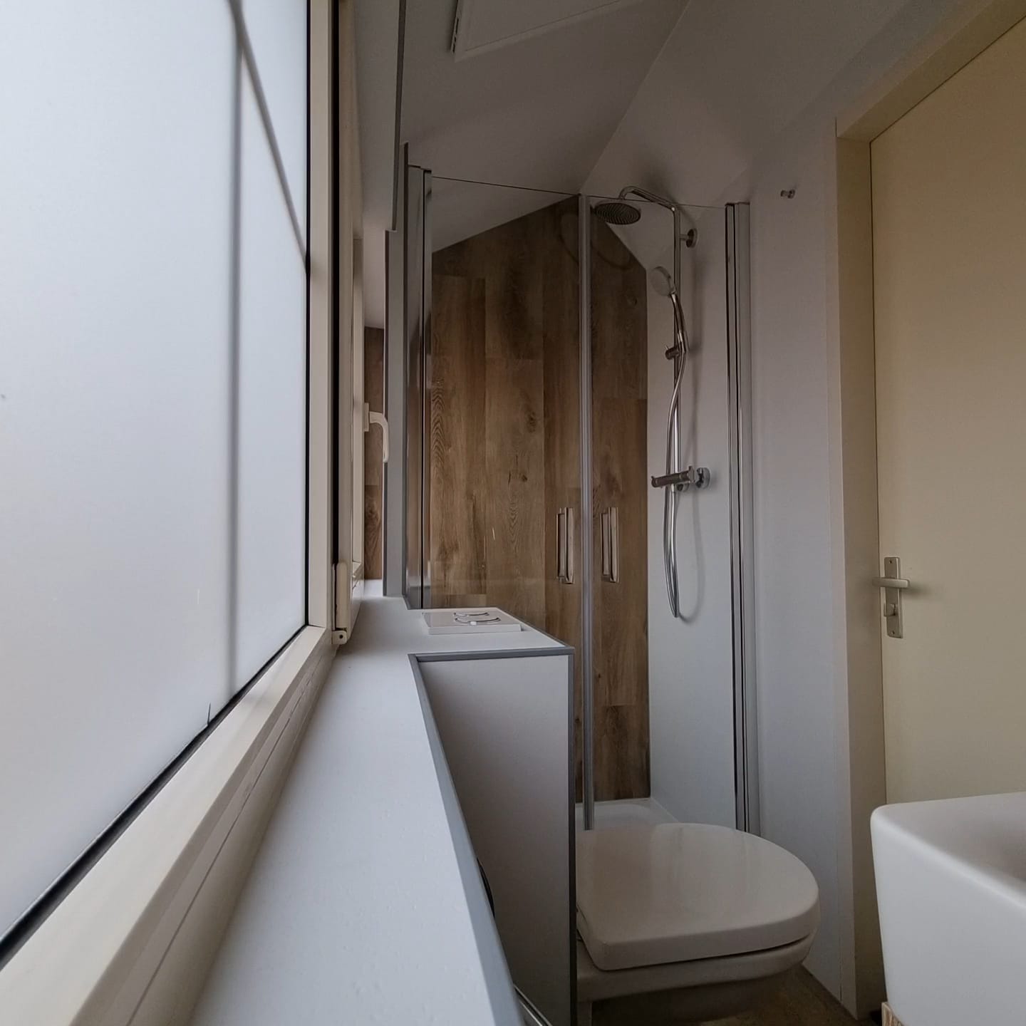 Badkamer renovatie met circulaire Aqua Step panelen door Onderhoud Service Spectrum