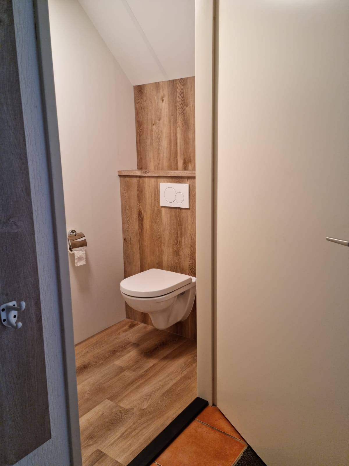 Toilet renovatie op vakantiepark met circulaire Aqua Step panelen door Onderhoud Service Spectrum